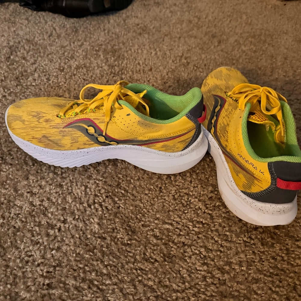 Like new only worn 2x. Women’s 9.5 Asaics Kinvara running shoe